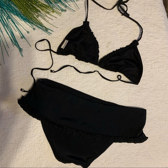 Want bikini ruffle edge and top and bottom . - Picture 2 of 6